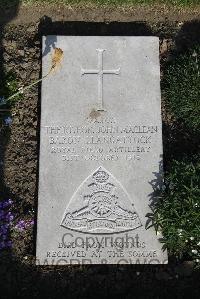 Boulogne Eastern Cemetery - Rolls, John MacLean